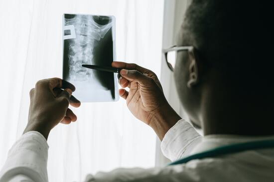 enfermedades raras médico mirando radiografia