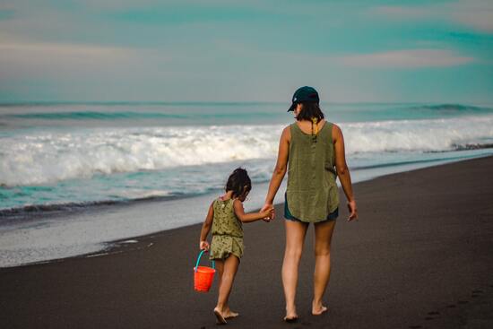 mujer tomada de la mano con niña recorre la orilla mar para todas (2)