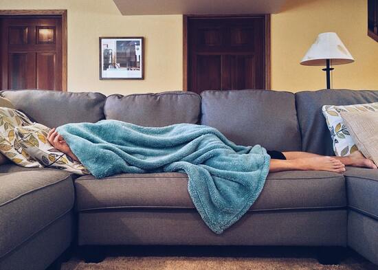 persona durmiendo en sofa - problemas de sueño