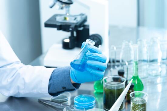 riesgos biológicos mano en laboratorio con tubo de ensayo