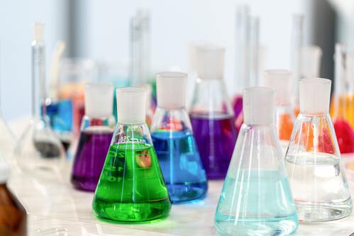sustancias peligrosas liquidos de colores en tubos de ensayo