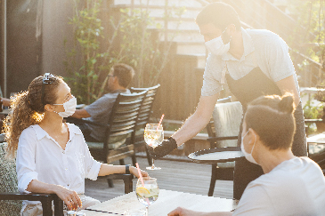 ¿QUÉ HACER CON EL CUBREBOCAS AL COMER EN UN RESTAURANTE?