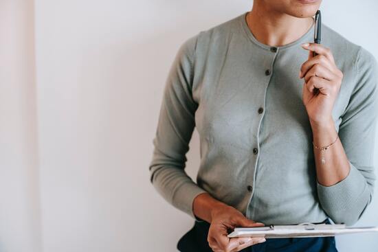 MUJERES EN LOS PUESTOS DE DECISIÓN Y CRISIS